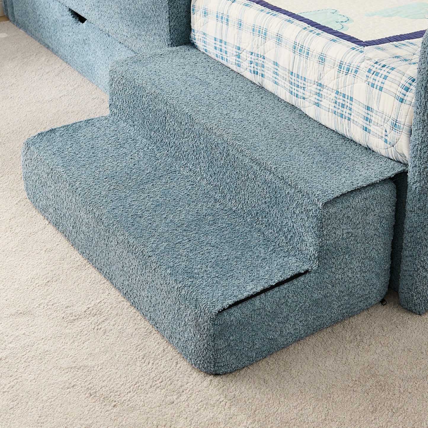 Close-upofthecushionedstepstooldesignedforsafeandeasyaccess.Roundededgesandsoftfabricensurechild-friendlyuse.