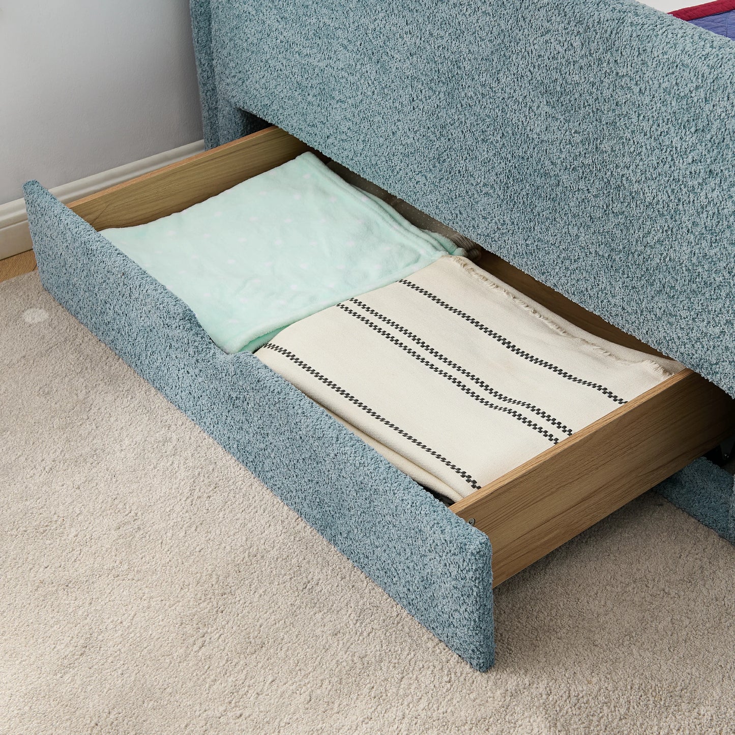 Spaciouspull-outdrawerprovidesconvenientstorageforblankets_clothes_andessentials_helpingkeepkids_roomsneatandclutter-free.